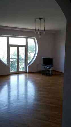 Оренда Квартира 3-кімнатна, 7/7 поверх на ул. Назаровская Киев