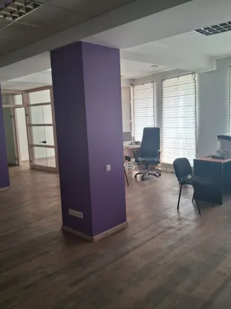I am selling an office of 475m2, open-space and several offices. Renovation, furniture, glass partitions, 2nd floor Dnipro