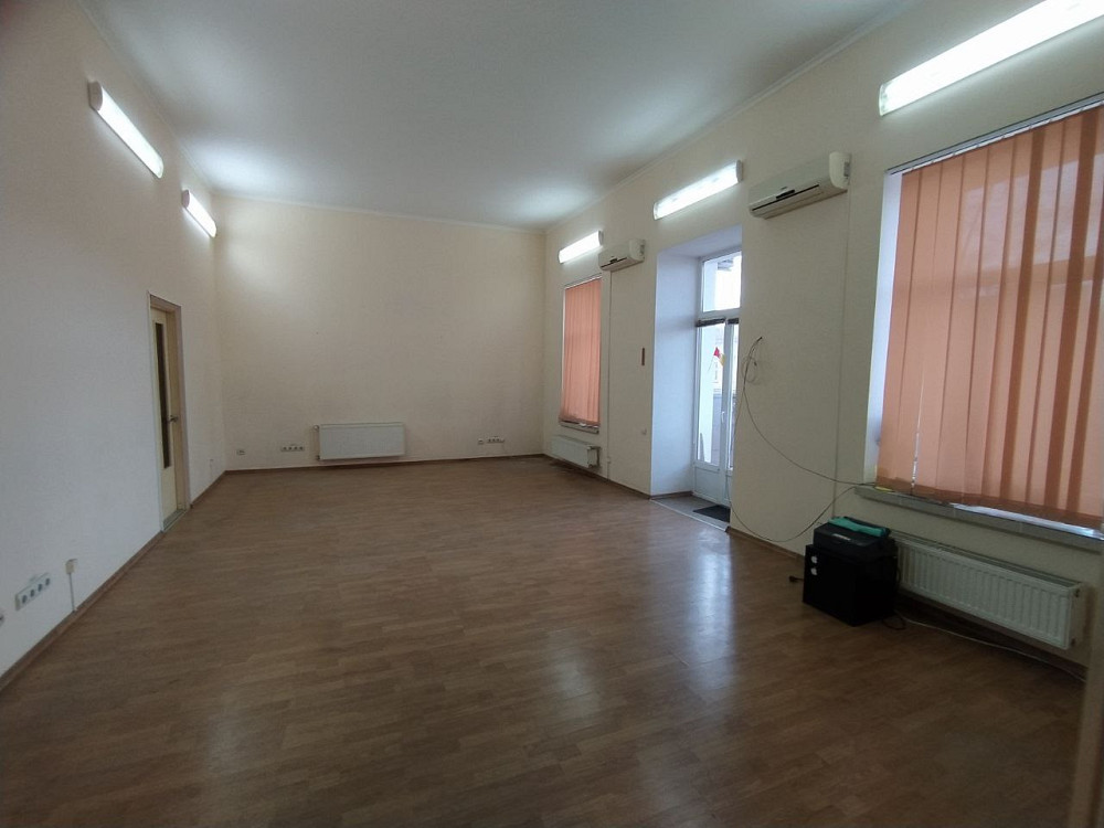 Продам  квартиру  просторную в самом центре, для большой  семьи, можно под офис. Odessa - photo 1