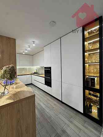 Сучасний будинок з сонячними панелями та гаражем у новому районі. Uzhhorod