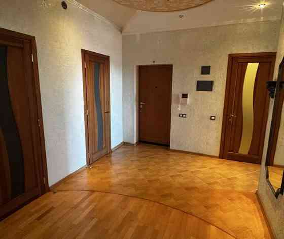 Продаж Квартира 3-кімнатна на ул. Среднефонтанская, 19б Одесса