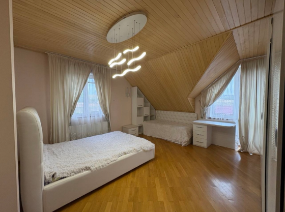 Продажа 2-этажный Дом с участком 4.5 сот 204 кв.м 4 комн. на Серпанкова Ровно