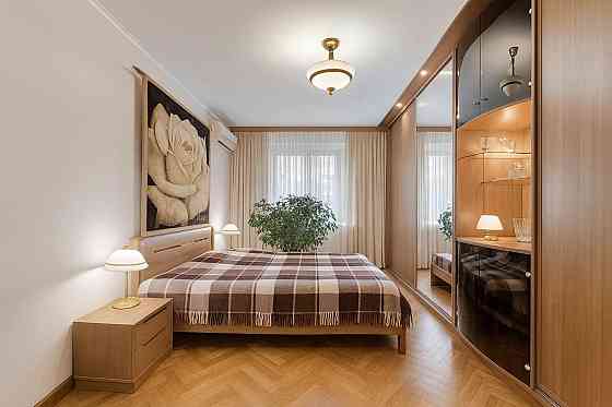 Продаж Квартира 4-кімнатна, 5/9 поверх на Гоголівська вул., д. 36-40 Київ