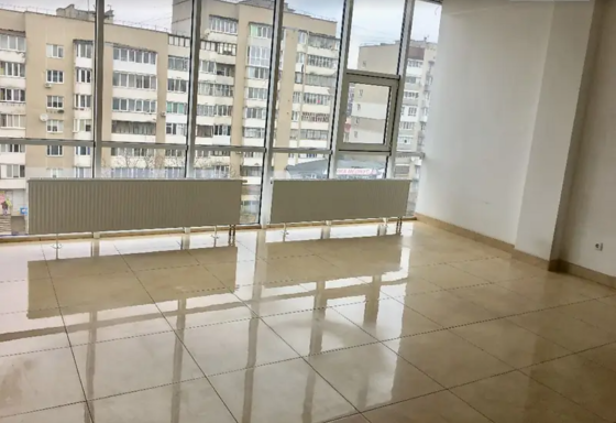 Продаж офісного приміщення 31 кв.м. на 6 поверсі в торгово-офісному центрі на вул. Торговиця, Тернопіль