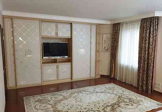 Оренда Квартира 3-кімнатна, 7/10 поверх на ул. Осенняя, 33 Київ