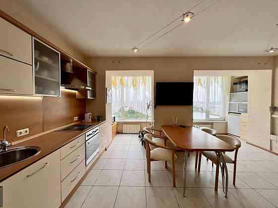 Оренда Квартира 2-кімнатна, 15/17 поверх на вул. Драгоманова, 31В Киев