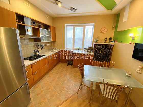 Продаж Будинок 7-кімнатний на вул. Зелена 