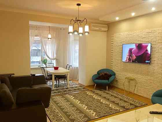 Продаж Квартира 3-кімнатна, 2/8 поверх на Довженко ул., 2 Одеса