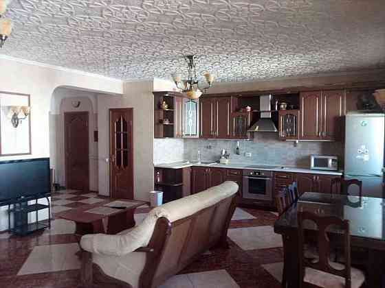 Оренда Квартира 3-кімнатна, 16/16 поверх на ул. Анны Ахматовой Київ