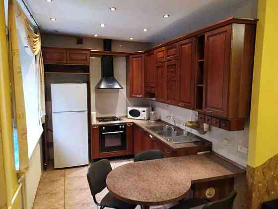 Оренда Квартира 3-кімнатна, 2/5 поверх на ул. Белорусская Київ