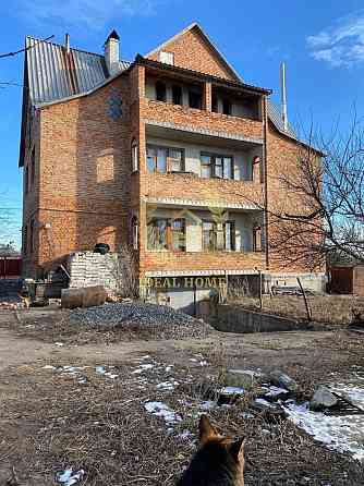 Продам будинок в Таращі - 6 кімнат, 391 м², 10 соток. Тараща