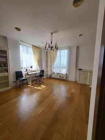 Продаж Квартира 4-кімнатна, 10/10 поверх на вул. Ромена Роллана Харків