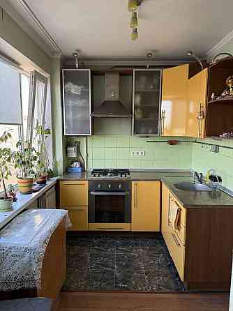 Продаж Квартира 3-кімнатна, 8/9 поверх на Прирічна вул., д. 27 Kiev