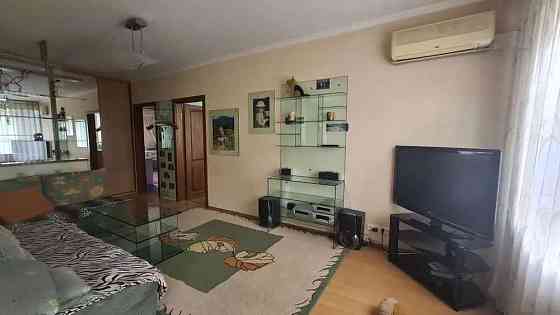 Оренда Квартира 3-кімнатна, 2/9 поверх на Європейського союзу, 70а Київ