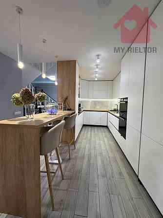 Сучасний будинок з сонячними панелями та гаражем у новому районі. Uzhhorod