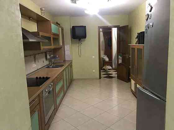 Оренда Квартира 3-кімнатна, 10/14 поверх на ул. Урловская Kiev