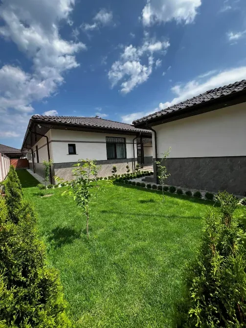 Продаж 1-поверховий Котедж з ділянкою 8 сот 228 кв.м 3 кімн.  Виноградів - фото 1