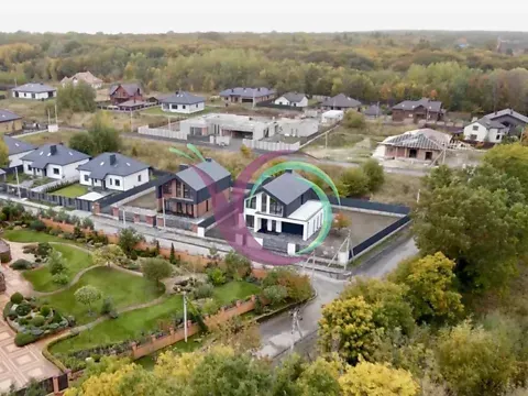 For sale 3-storey   250 sq.m 4 rooms at Незалежності вулиця  - photo 2