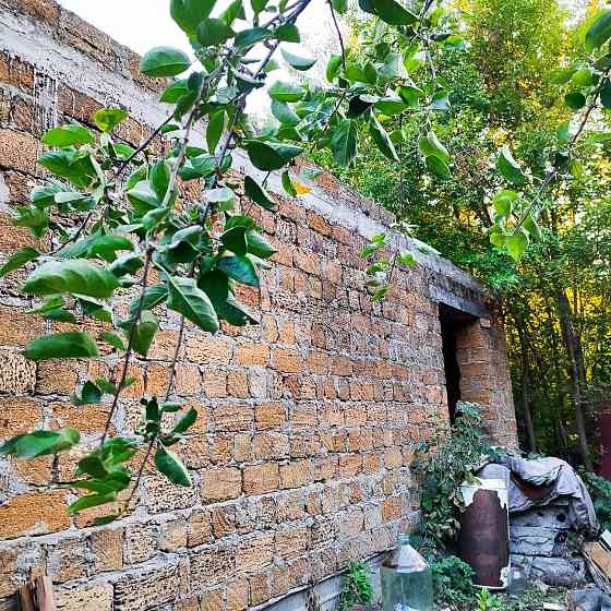 Продам  на Агрономической коробку дома на участке 5,5 соток. Усатове