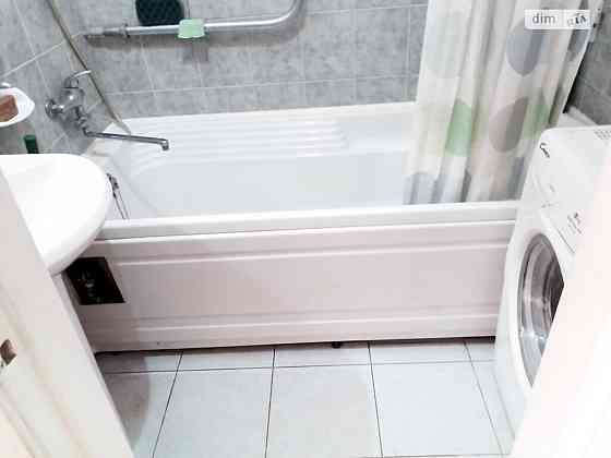 Оренда Квартира 3-кімнатна, 3/5 поверх на Светличного Ивана ул. (Петровского), 6 Kiev