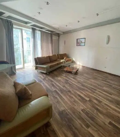 Большая квартира кухня-студия и спальня Odessa