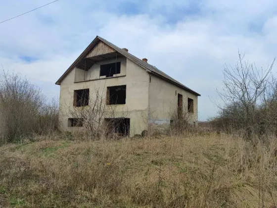 Продажа 2-этажный Дом с участком 15 сот 240 кв.м 4 комн. на Яноша Араня Тисаашвань