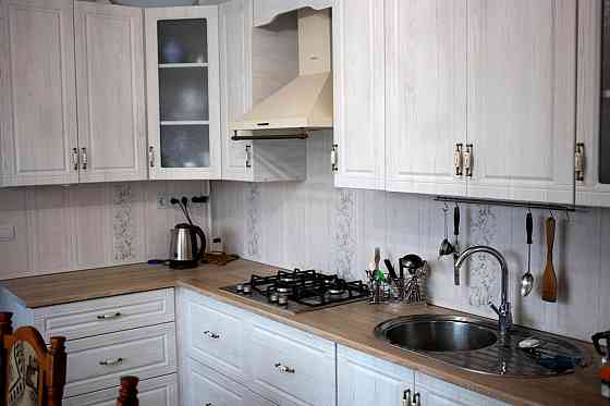 Оренда Квартира 3-кімнатна, 2/2 поверх на Садовая ул., 58а Kiev