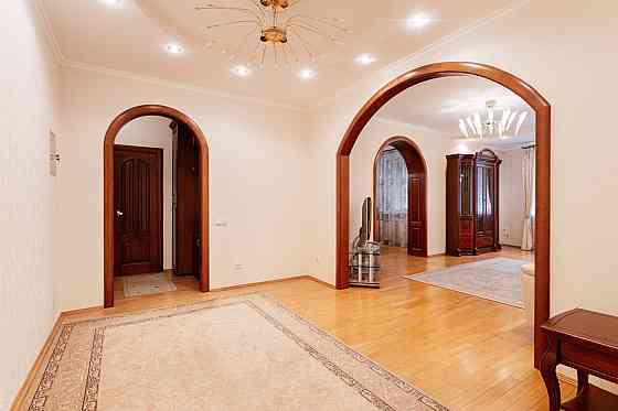 Продаж Квартира 3-кімнатна, 8/22 поверх на Ахматової Анни вул., д. 45 Kiev