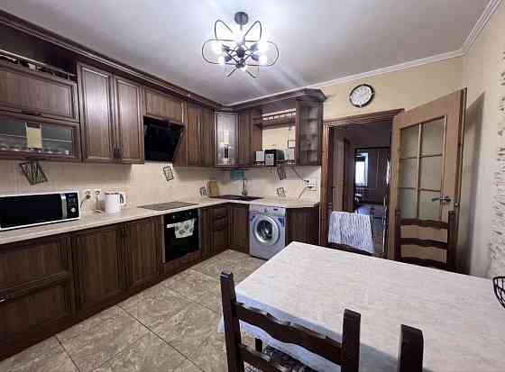 Продаж Квартира 3-кімнатна, 14/14 поверх на Радунська вул., д. 11а Kiev