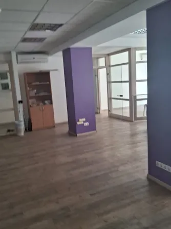 I am selling an office of 475m2, open-space and several offices. Renovation, furniture, glass partitions, 2nd floor Dnipro