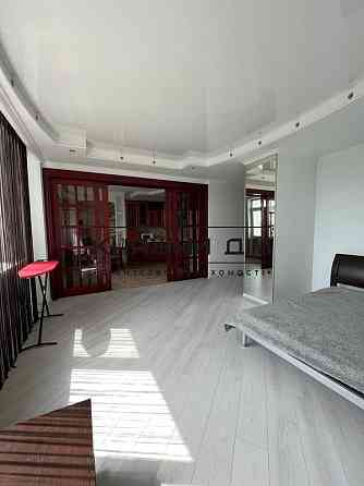 Велика квартира в новому будинку на Лівобережній № 11198684 Киев