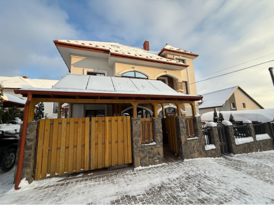 For sale 3-storey Cottage with land 1 ares 106 sq.m 3 rooms at Григоренка Rivne