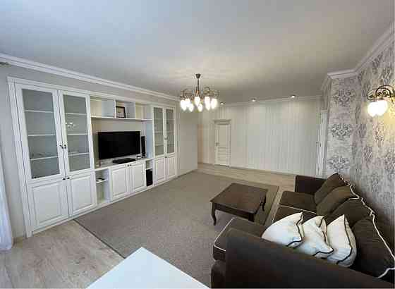 Продаж Квартира 3-кімнатна, 7/30 поверх на Дніпровська набережна, 1а Київ