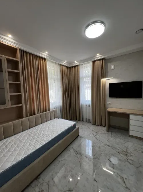 Продаж 1-поверховий Котедж з ділянкою 3.7 сот 79.9 кв.м 2 кімн.  Виноградів - фото 1