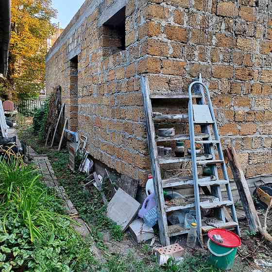 Продам  на Агрономической коробку дома на участке 5,5 соток. Усатове