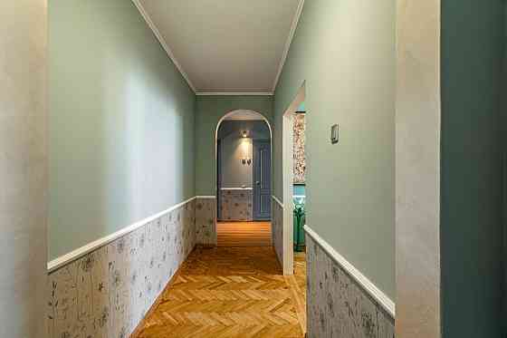 Продаж Квартира 3-кімнатна, 8/10 поверх на Вишняківська вул., д. 8 Київ