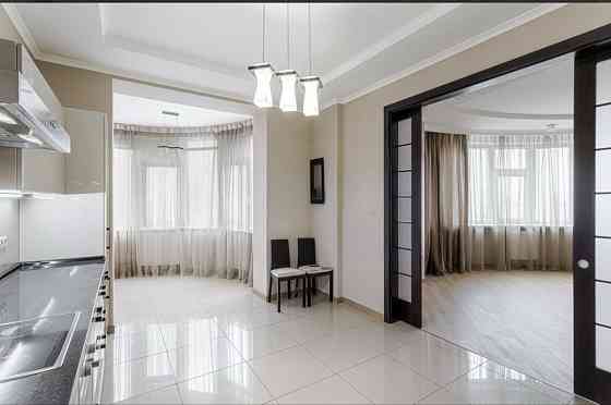 Продаж Квартира 4-кімнатна, 10/24 поверх на Лесі Українки вул., д. 7б Київ