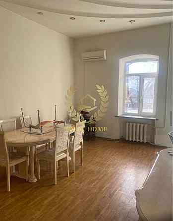 Продаж Квартира 3-кімнатна, 2/4 поверх на Михайловская ул., 18А Kiev