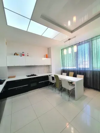 Продаж Квартира 3-кімнатна, 9/10 поверх на Малиновского Маршала ул., 48а Дніпро