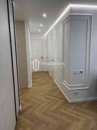 Продаж Квартира 2-кімнатна, 21/26 поверх на вул. Дніпровська набережна Киев