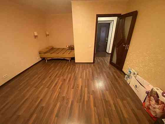 Оренда Квартира 1-кімнатна, 1/9 поверх на Харьковское шоссе Киев