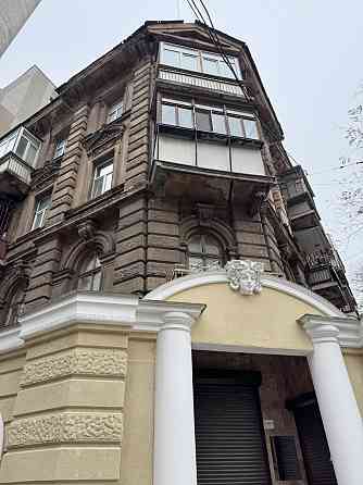 Продам три комнаты в коммуне в центре города, ул. Лейтенанта Шмидта. Одеса