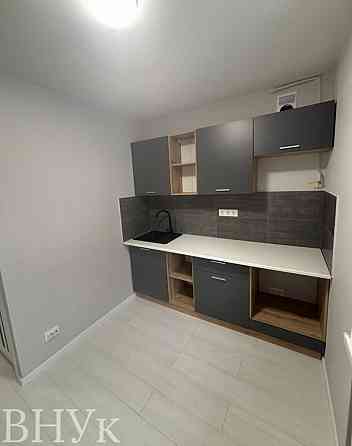 Продаж Квартира 3-кімнатна, 1/5 поверх на Комарова Чернівці