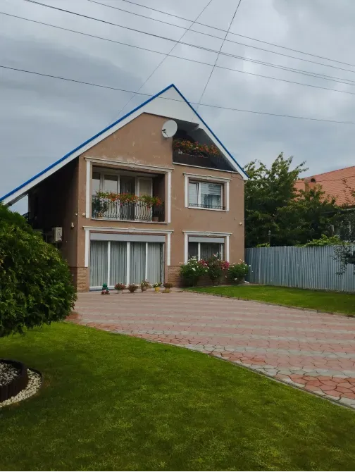 Продаж 3-поверховий Будинок з ділянкою 14 сот 160 кв.м 7+ кімн. на Центральна Ужгород - фото 1