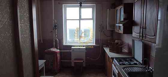 Розташований на тихій, зеленій вулиці поряд з живописною річкою Fastiv