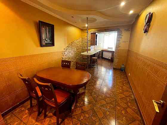 Продаж Квартира 3-кімнатна, 12/17 поверх на Ахматової Анни вул., д. 31 Київ