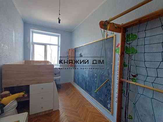 Продаж Квартира 4-кімнатна, 2/2 поверх на Академика Заболотного ул. Київ