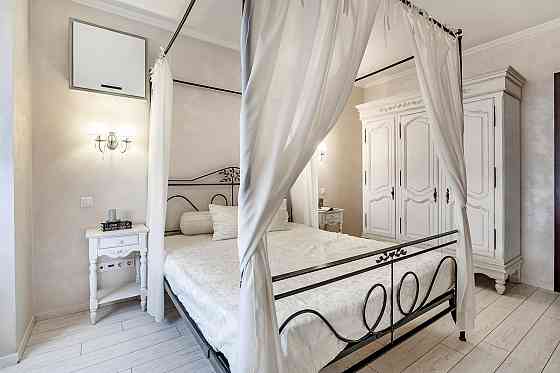 Продаж Квартира 2-кімнатна, 23/25 поверх на Верховної Ради вул., д. 14-Б Київ