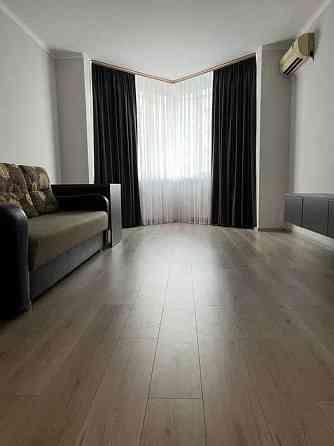 Оренда Квартира 2-кімнатна, 8/9 поверх на ул. Салютная Киев