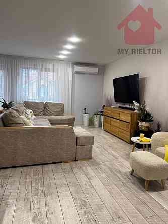 Сучасний будинок з сонячними панелями та гаражем у новому районі. Uzhhorod